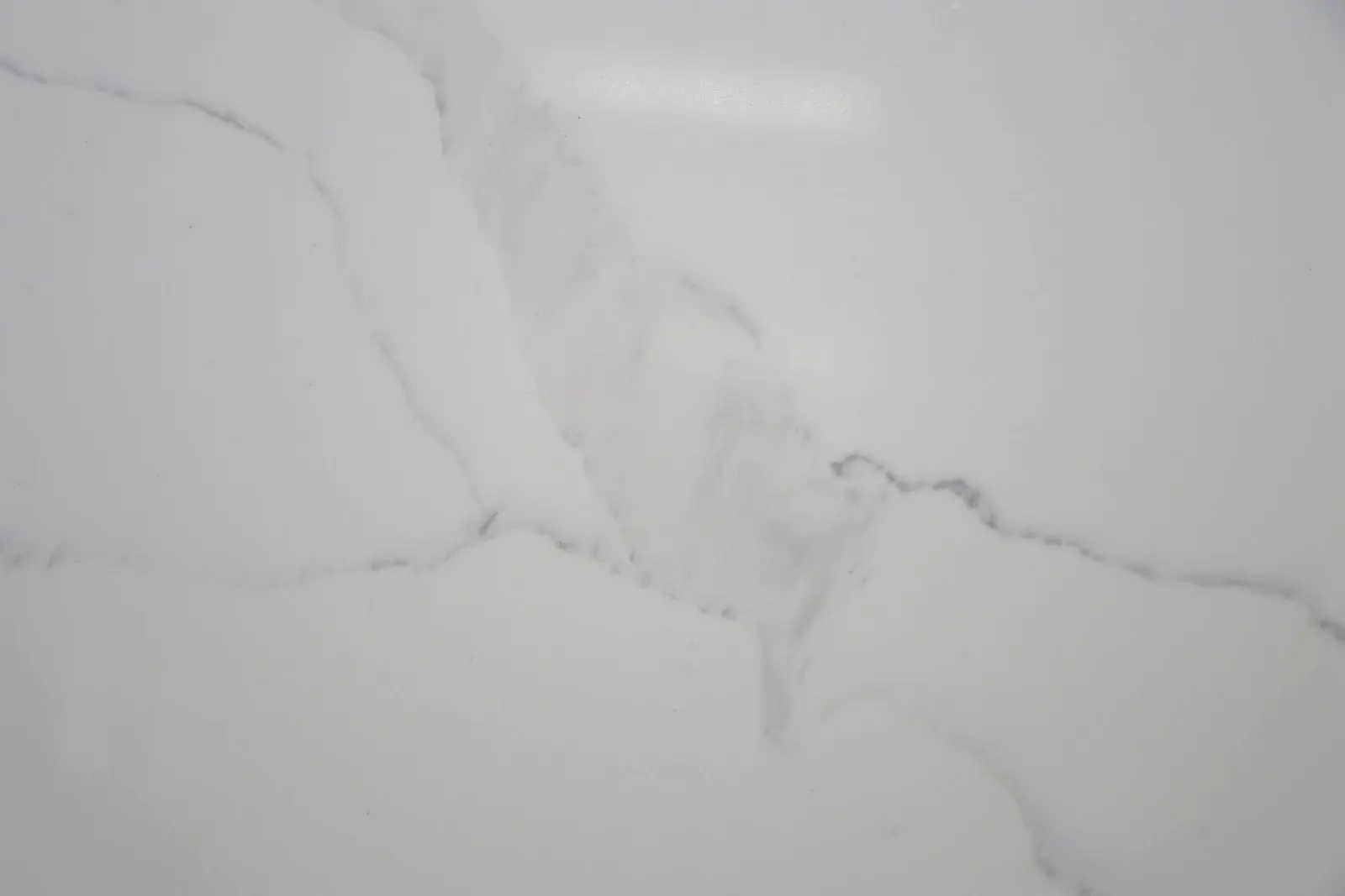 Close-up of Luna quartz surface and veining